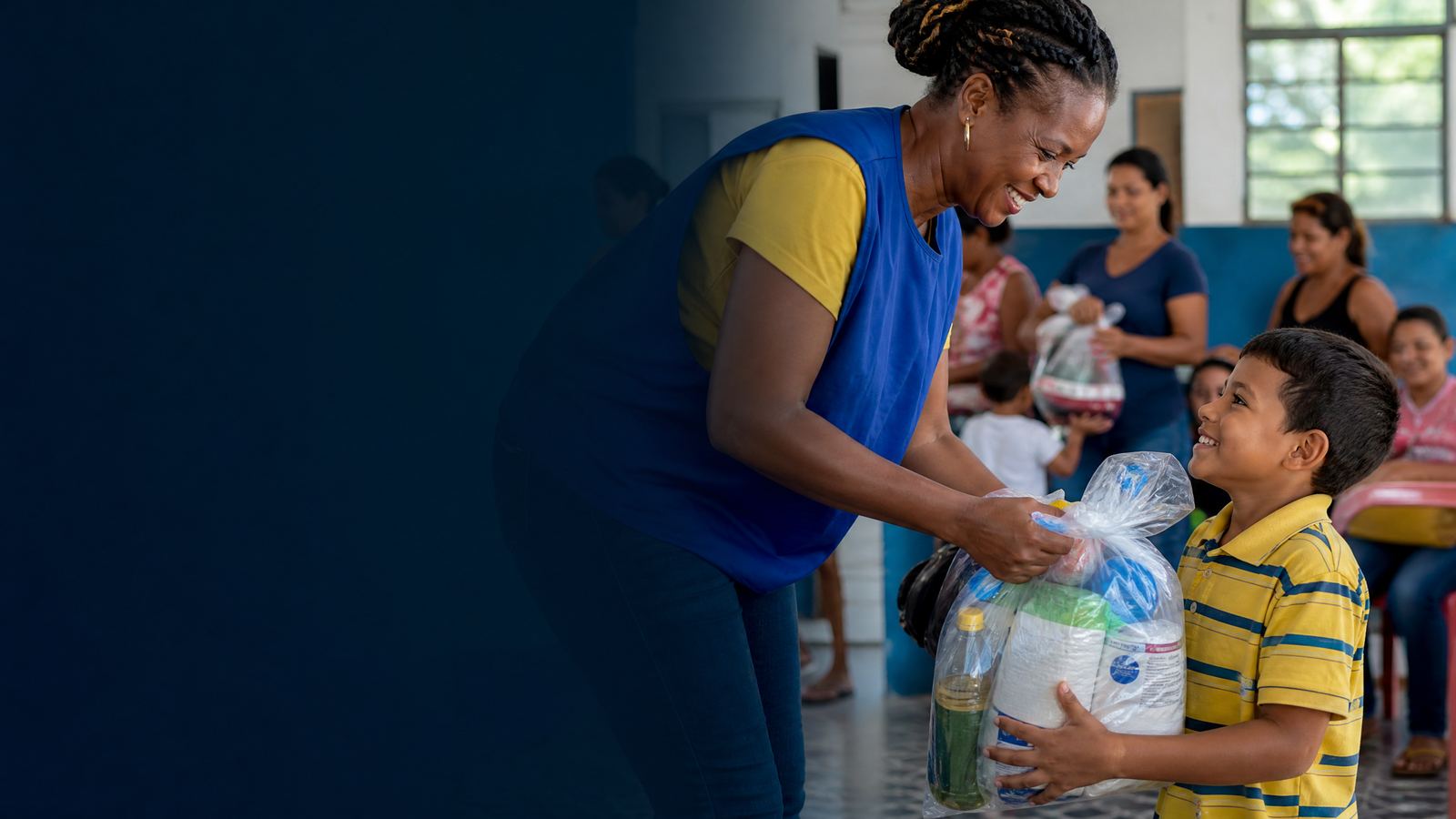 Voluntaria entrega ayuda a un niño en Colombia
